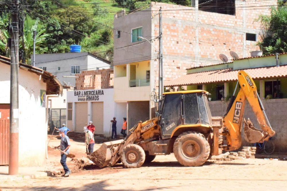 Trabalhadores da Prefeitura, fazendo a retirada do barro seco, na entrada do Bairro Po&ccedil;&atilde;o