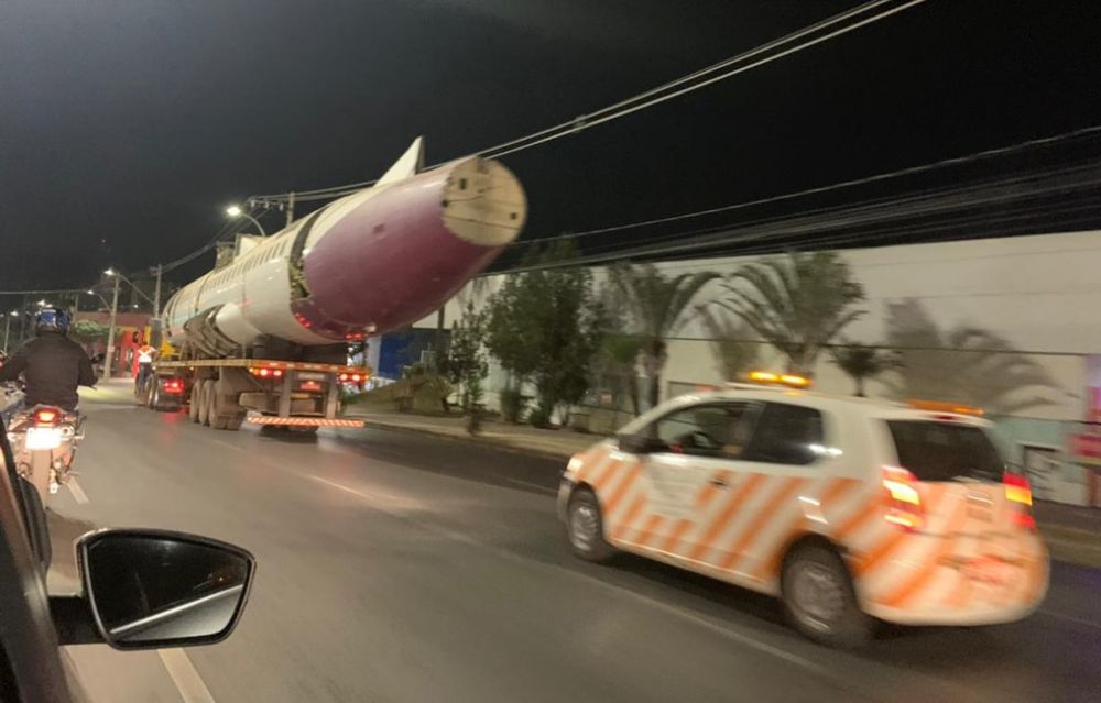 Transporte especial foi devidamente sinalizado e acompanhado por batedores