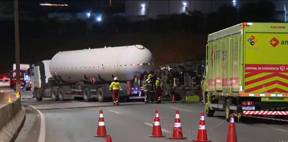 Anel Rodoviário, no Betânia, é liberado quase 15 horas após tombamento de caminhão-tanque
