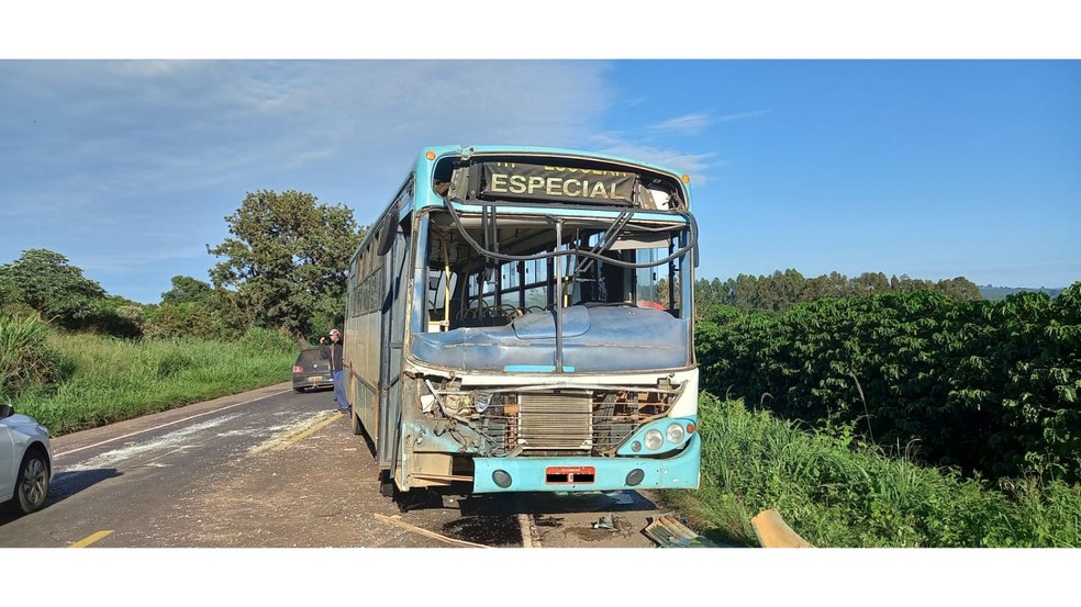 Motorista de ônibus é preso após transportar trabalhadores sem autorização e se envolver em acidente na MG-230 em Patrocínio