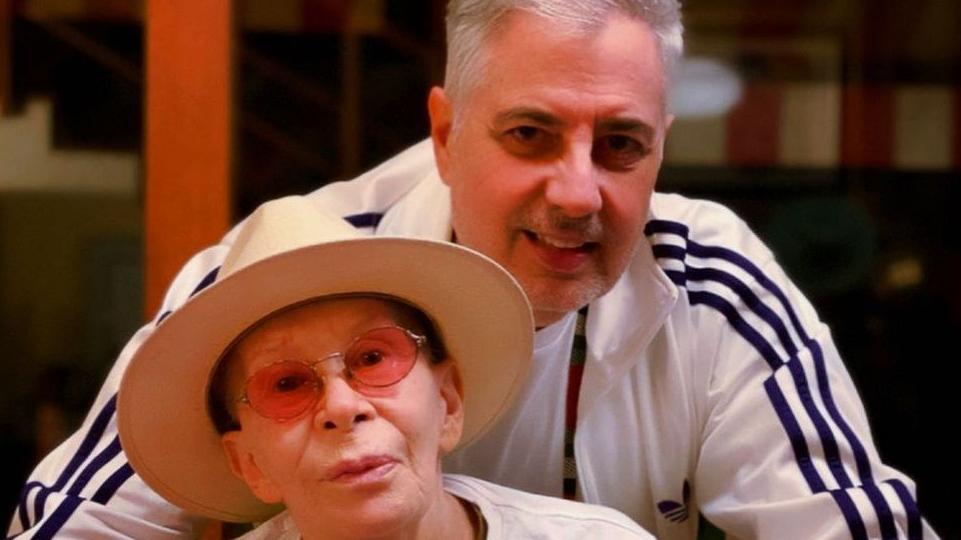 Rita aparece careca em foto de aniversário ao lado de Roberto de Carvalho. Foto: Reprodução/Instagram