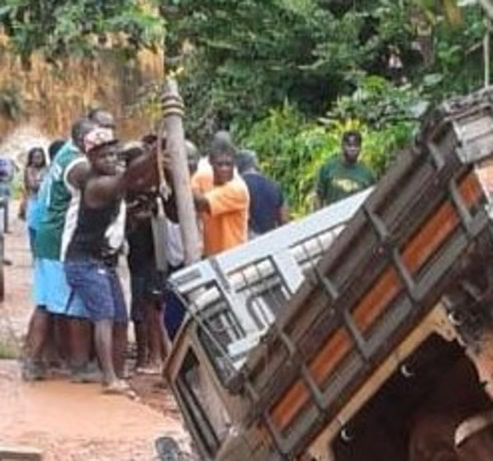 Morador do Barro Preto, em Santa Maria de Itabira (MG) faz vídeo e desabafa mostrando a situação de uma ponte que a Prefeitura gastou mais de R$ 72 Mil para reformar