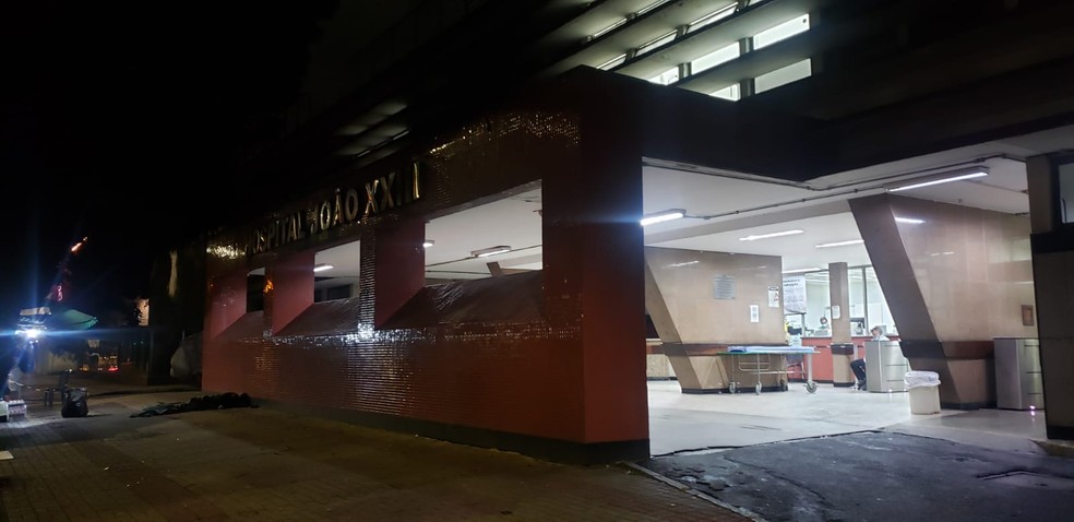 Vítima foi levada pela PM ao Hospital João XXIII — Foto: Júlio César Santos/TV Globo