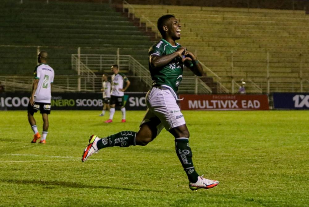 Douglas Skilo marcou o 1º gol na vitória da Caldense sobre América, em Poços de Caldas