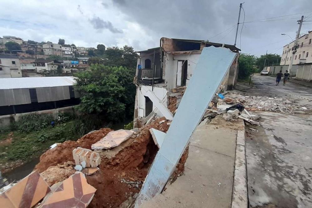 Quatro casas desabam em Santa Luzia, após deslizamento de terra