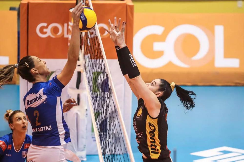 Minas e Praia fizeram um grande duelo em Saquarema — Foto: Wander Roberto/Inovafoto/CBV