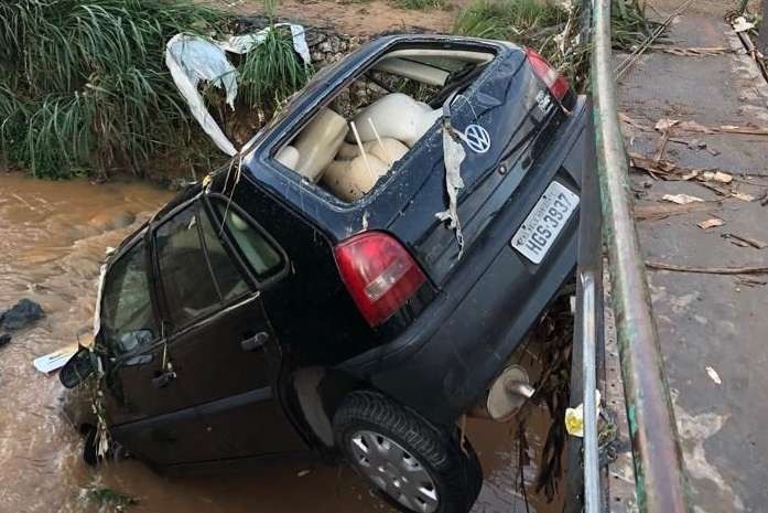 Chuva forte: enchente arrasta carros e assusta moradores de Santa Luzia