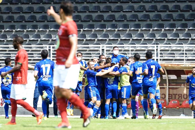 Jogadores comemoram gol marcado pelo atacante Rafael Sobis em cobrança de falta