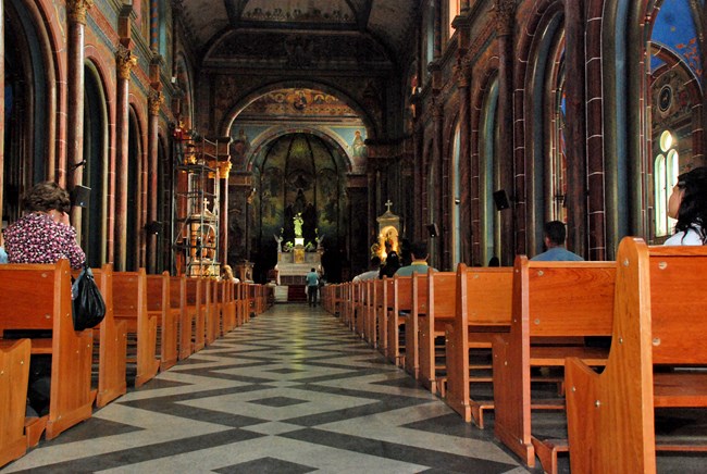 Arquidiocese de BH orienta igrejas a não receberem fiéis, após impasse entre Kalil e STF