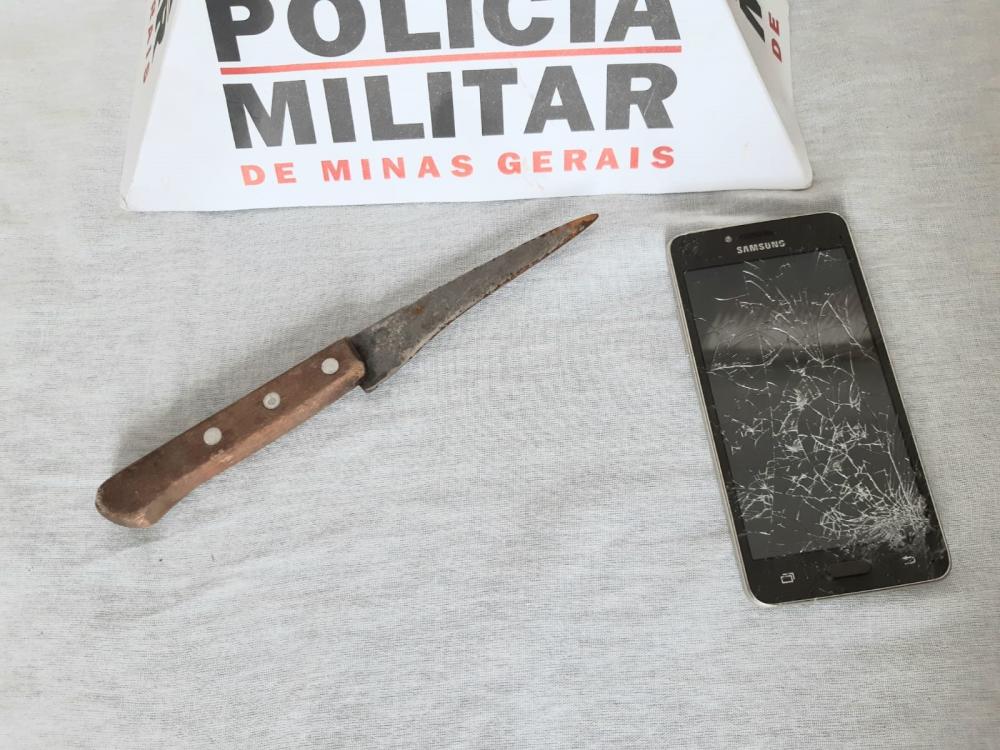 Faca e celular apreendidos pela PM — Foto: Polícia MIlitar