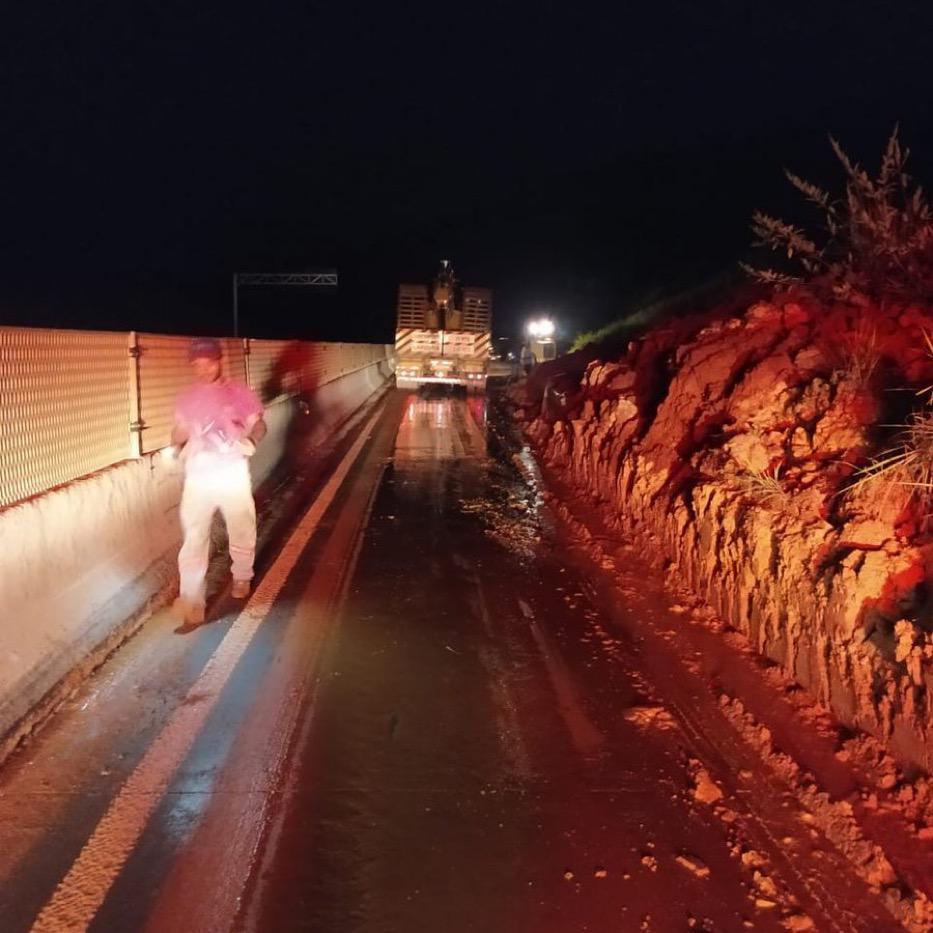 Queda de barreira causa estreitamento de pista na BR-381 — Foto: PRF/Divulgação