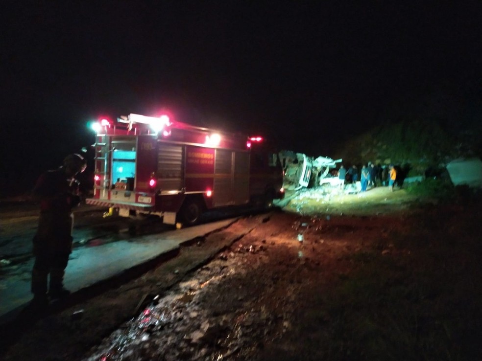 Van e ônibus batem de frente na BR-251 e dois morrem, em Minas - Estradas