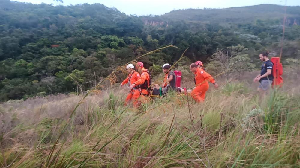 Mulher quebrou as pernas em uma trilha que leva à Cachoeira dos Cristais