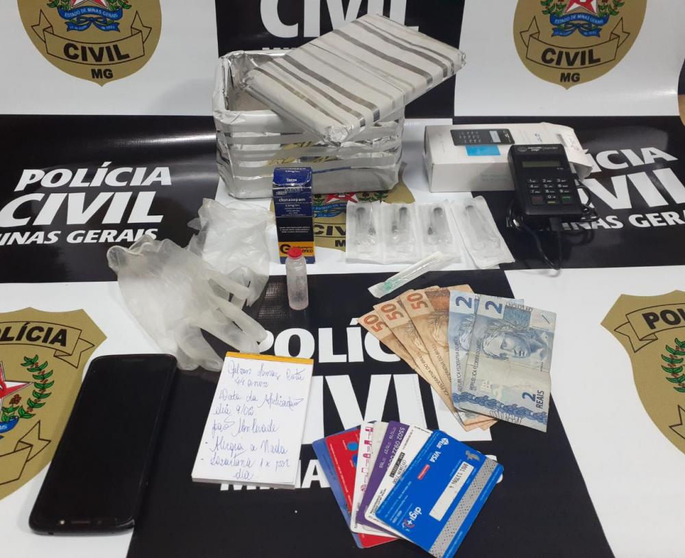 O suspeito tinha uma caixa de isopor com seringas, agulhas e um frasco contendo um líquido translúcido.