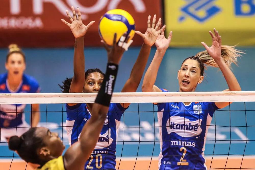 Rivais se alternaram em sets com grande diferença de pontos — Foto: Wander Roberto - Inovafoto - CBV