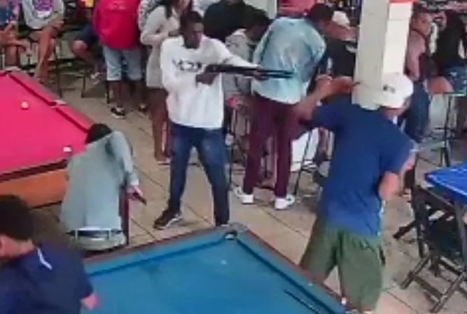 Homem é executado com tiro de escopeta na cabeça em bar de Ribeirão das Neves