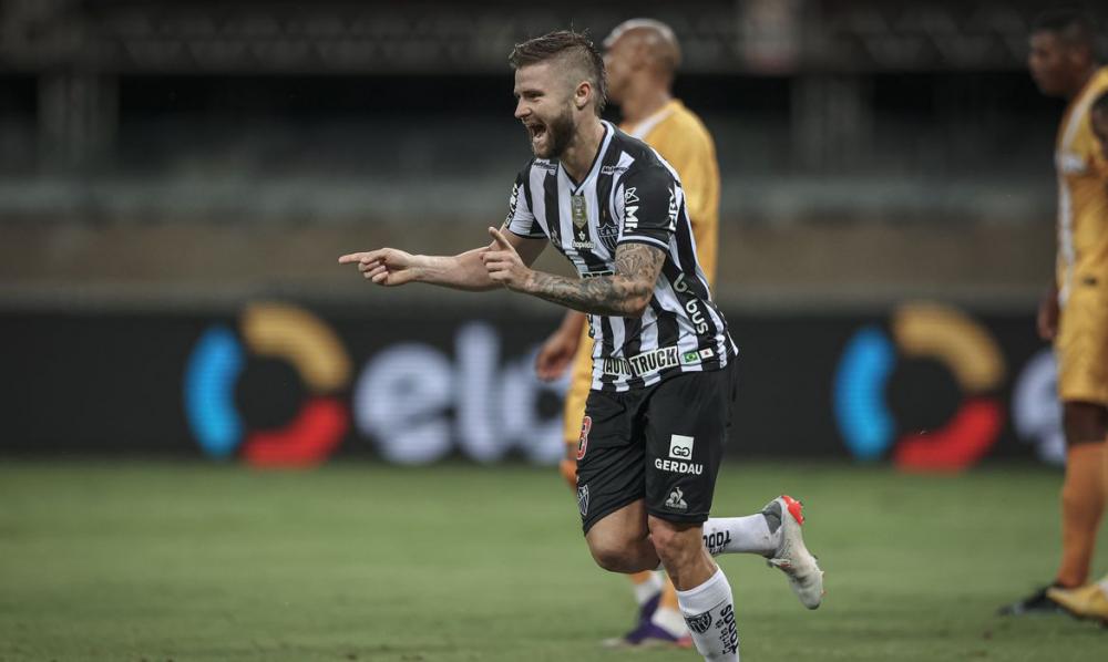 Sasha marcou os três gols do Alvinegro