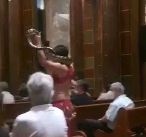 Durante a encenação, 'dança sensual' e presença de cobra foram alvo de crítica de fiéis