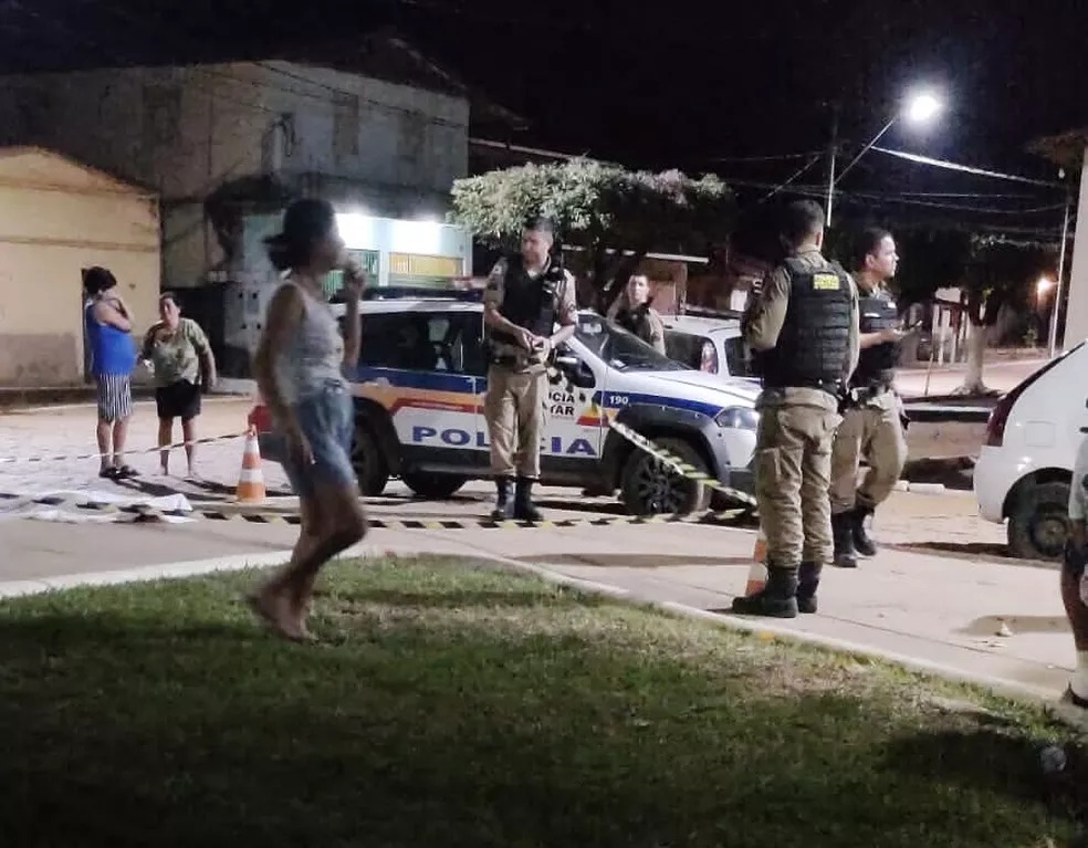 Homem foi morto a facadas em praça do distrito Quartel de Sacramento — Foto: Redes sociais