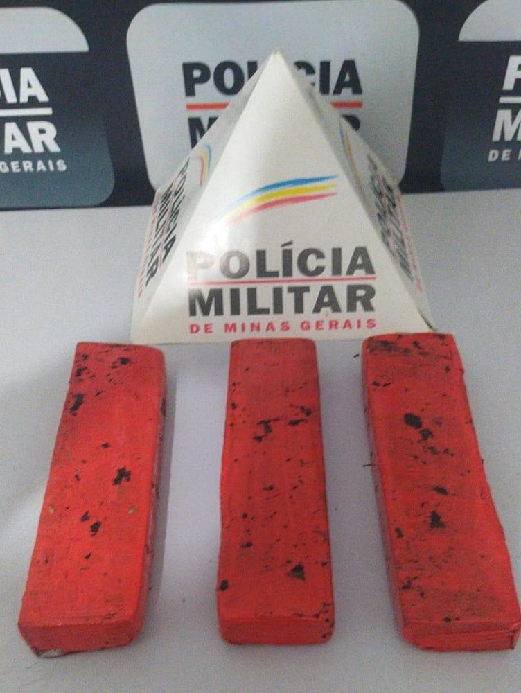 Barras de maconha foram apreendidos com dupla em Engenheiro Caldas — Foto: Polícia Militar/Divulgação