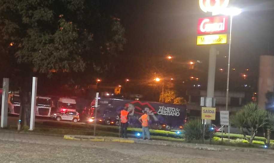 Ônibus de Zé Neto e Cristiano sai escoltado de João Monlevade, na Região Central de MG 