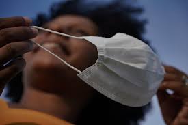 Máscara de proteção contra o coronavírus deixa de ser obrigatória em locais fechados em Santa Maria de Itabira a partir de 30 de abril (Imagem ilustrativa)