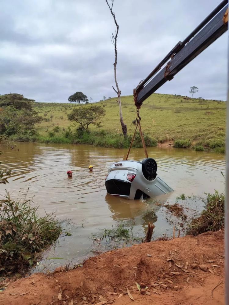 Carro submergido — Foto: Corpo de Bombeiros de Minas Gerais/Divulgação