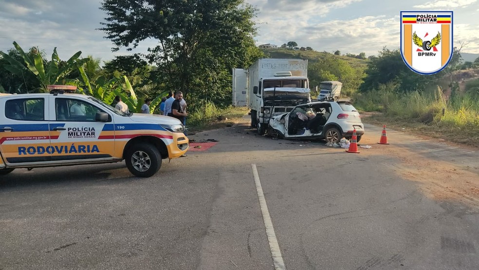 Batida envolveu carro e caminhão — Foto: Polícia Militar Rodoviária