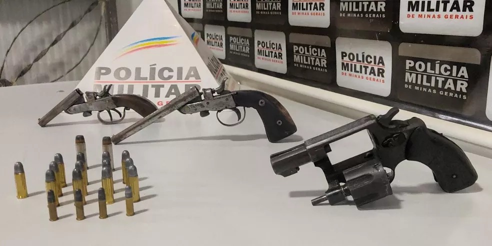 Materiais em situação irregular foram encontrados no carro e na casa do autor — Foto: Divulgação/Polícia Militar