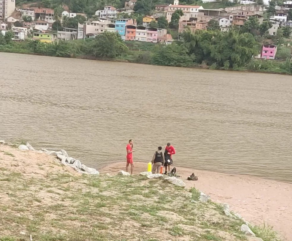 Militares fazem buscas no rio Doce — Foto: Corpo de Bombeiros