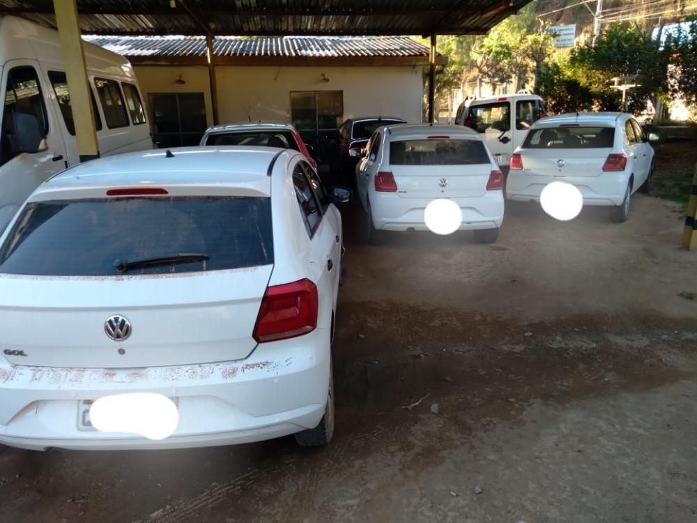 Vários veículos da Prefeitura de Santa Maria de Itabira estão sem identificação