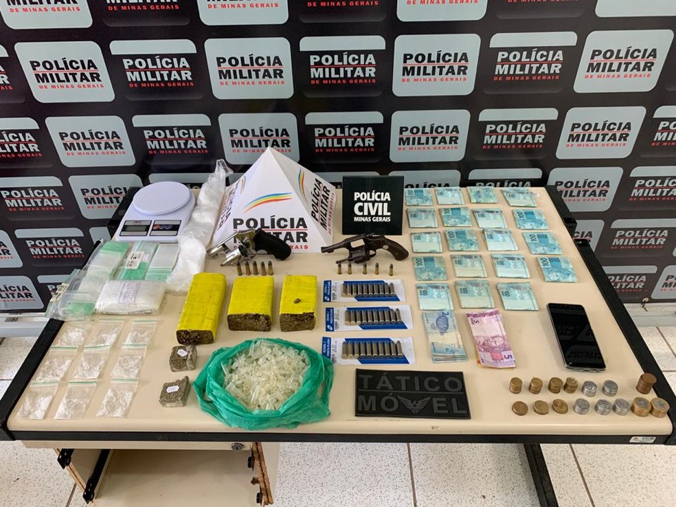 Material foi apreendido na zona rural de Peçanha — Foto: Polícia Militar