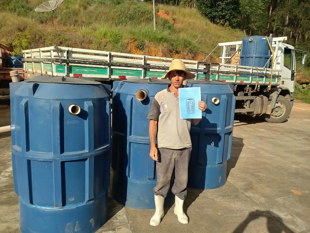 Alan Santana Ferreira Toledo recebeu uma das 200 fossas sépticas distribuídas