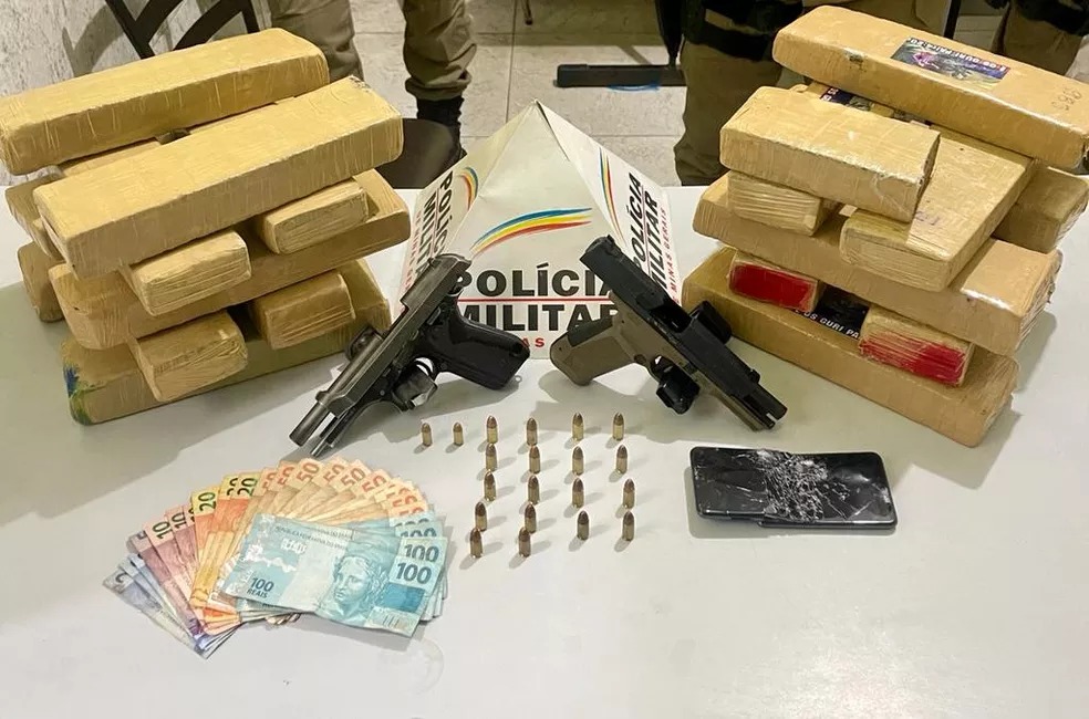 30 quilos de maconha, armas, dinheiro e munições apreendidos — Foto: Polícia Militar/Divulgação