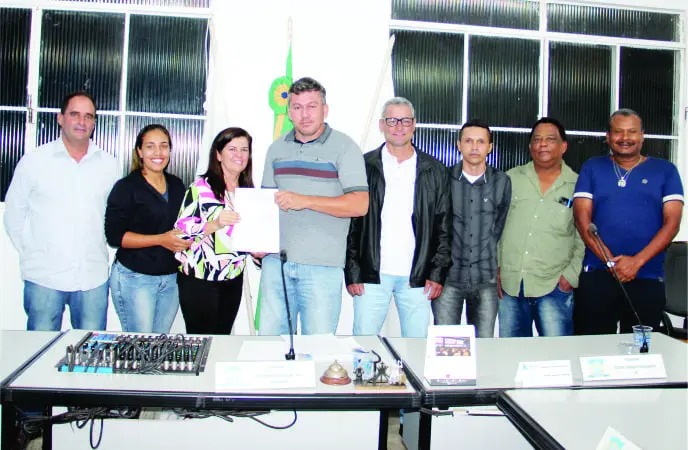 Vereadores, representantes da Fundação e dos empresários com cópia da indicação da verba