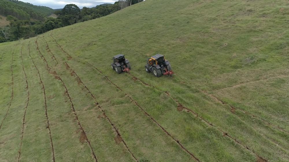 Tratores fazem subsolagem em propriedade de agricultor parceiro da CENIBRA