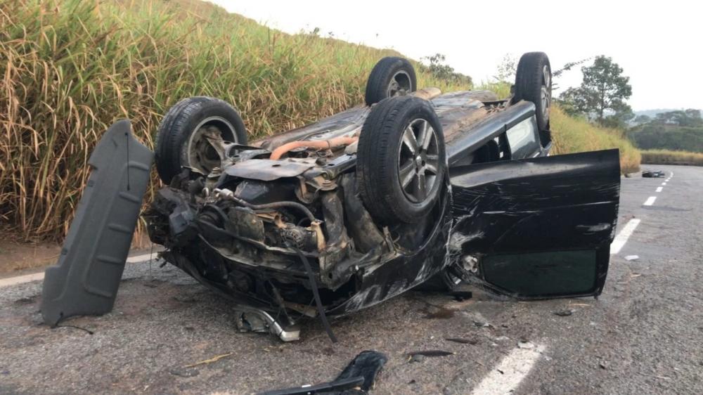 Gol foi atingido por caminhão próximo à ponte sobre o rio Una - Foto: Ailton do Vale/Itatiaia 