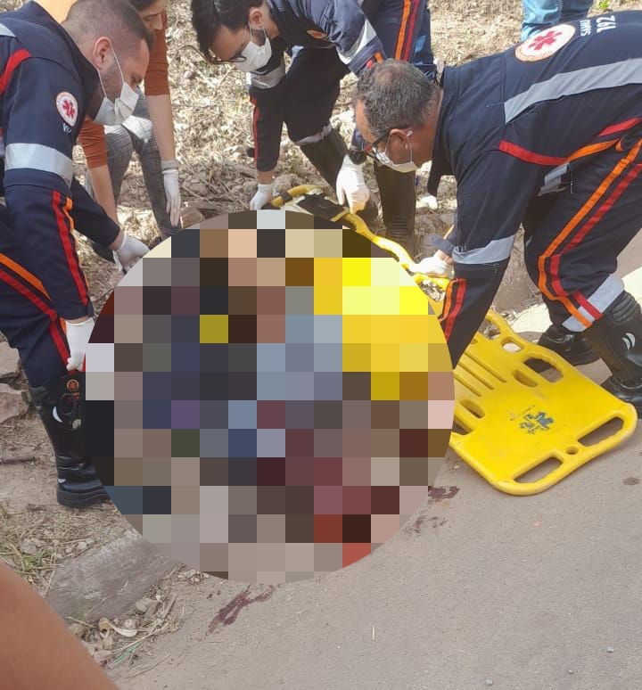 O Serviço de Atendimento Móvel de Urgência (SAMU) compareceu na cena do crime onde prestou os primeiros socorros em seguida a vítima foi levada ao pronto-socorro 