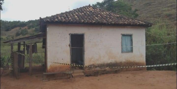 O autor foi encontrado sentado próximo aos dois corpos, que estavam no chão sem vida