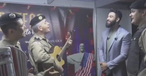 Equipe da PM mineira esteve no camarim antes da apresentação do cantor em Divinópolis