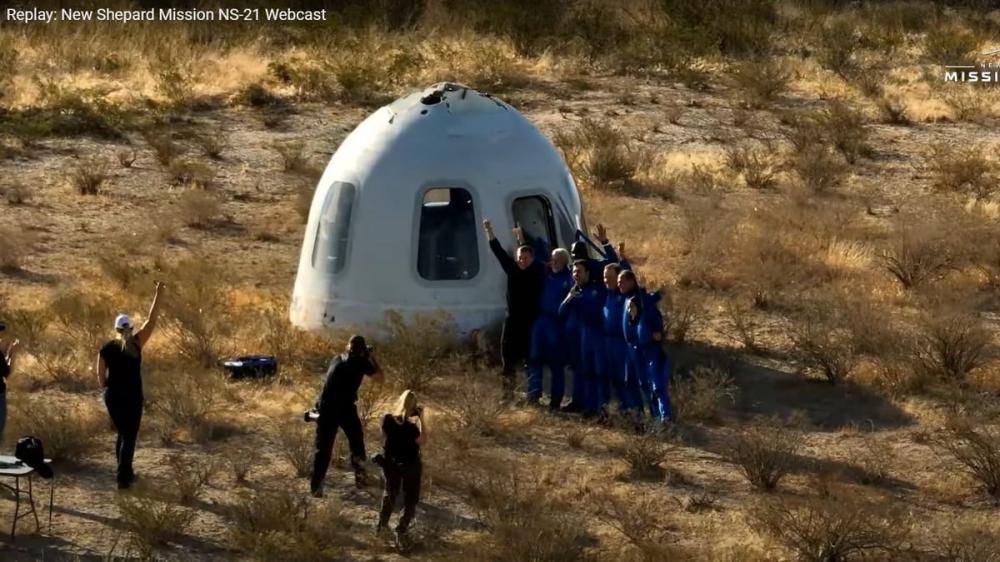 A cápsula com os seis passageiros pousou no interior do Texas por volta das 10h40.