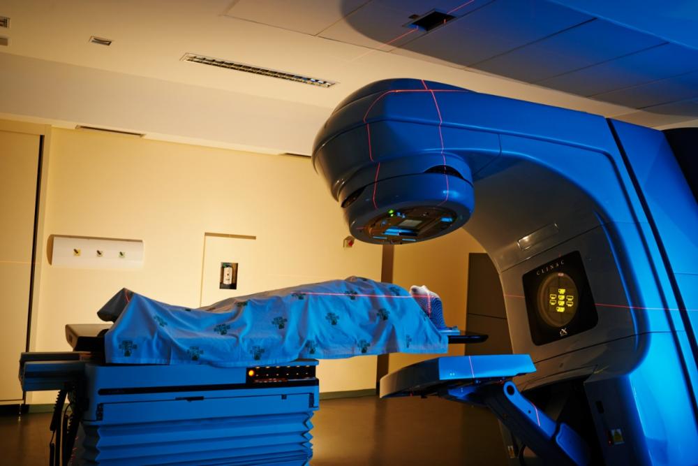 O acelerador linear faz parte de um tripé no tratamento do câncer, junto com a cirurgia e a quimioterapia. 