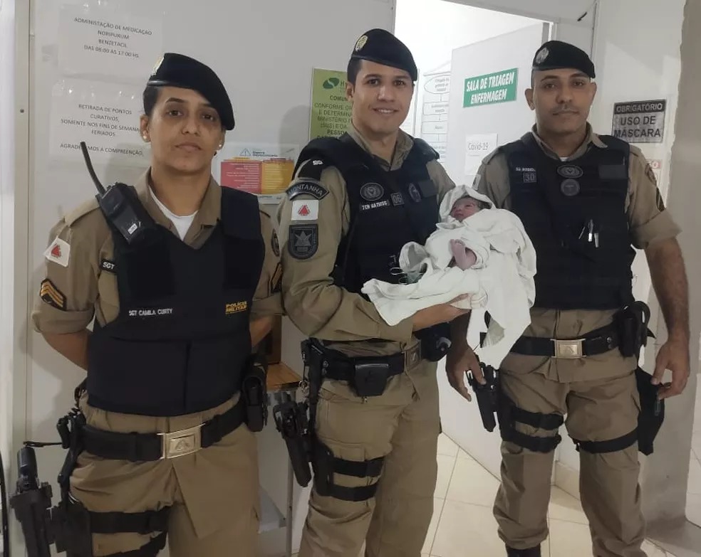 Militares auxiliam em parto — Foto: Foto: Polícia Militar/Divulgação