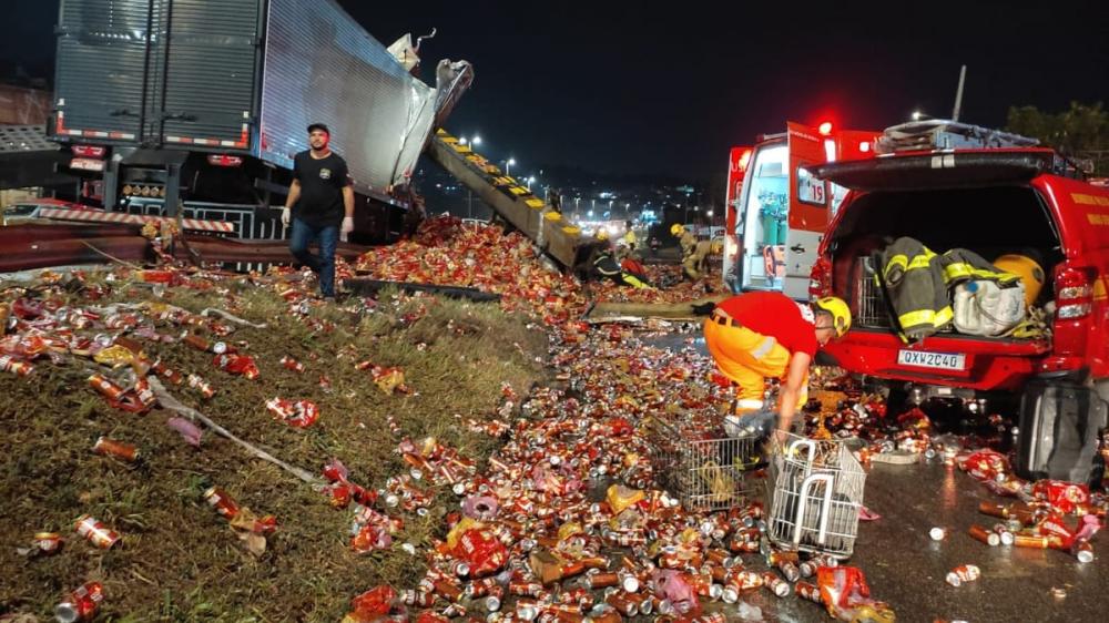 Praticamente toda a carga de cerveja ficou espalhada na pista