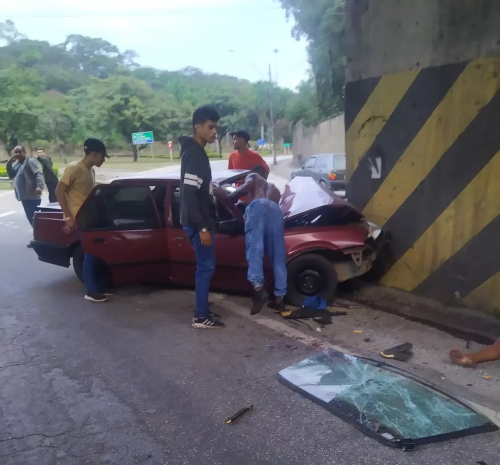 Carro bateu em viaduto na BR-458, em Ipatinga — Foto: Redes sociais