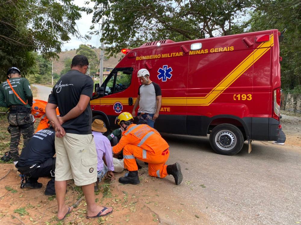 Quando bombeiros chegaram, vítima já recebia primeiros-socorros da equipe — Foto: Corpo de Bombeiros/Divulgação