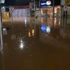 Avenida Governador Valadares, próximo à rodoviária de Nova Era, enchentes 01/22 Foto: Internauta via whatsapp