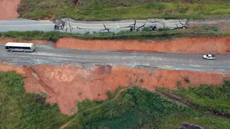 Desvio aberto no dia 03-02-22 na BR-381 no KM321 em Nova Era