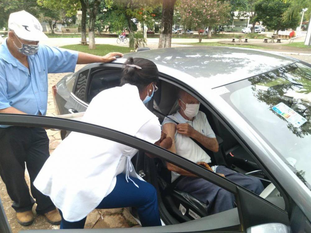 Alguns idosos foram vacinados através por drive-thru na porta da secretária de Saúde