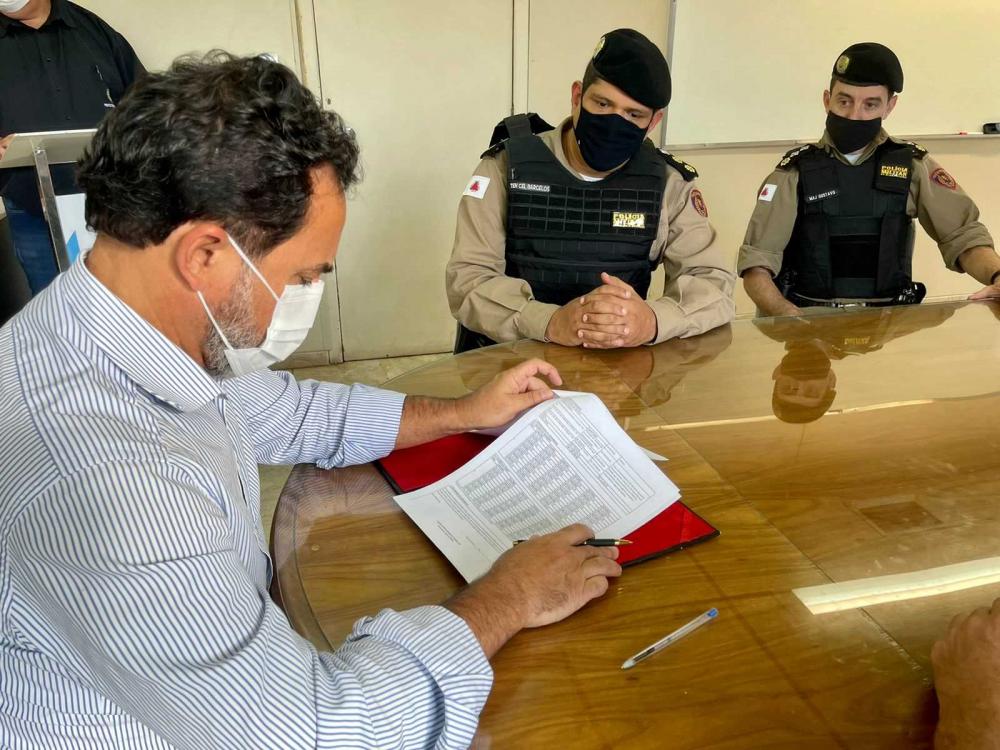 O prefeito Marco Antônio Lage assinou, na tarde desta segunda-feira (20)